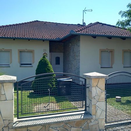 Petra Apartmanhaz Kehidakustany Exterior photo
